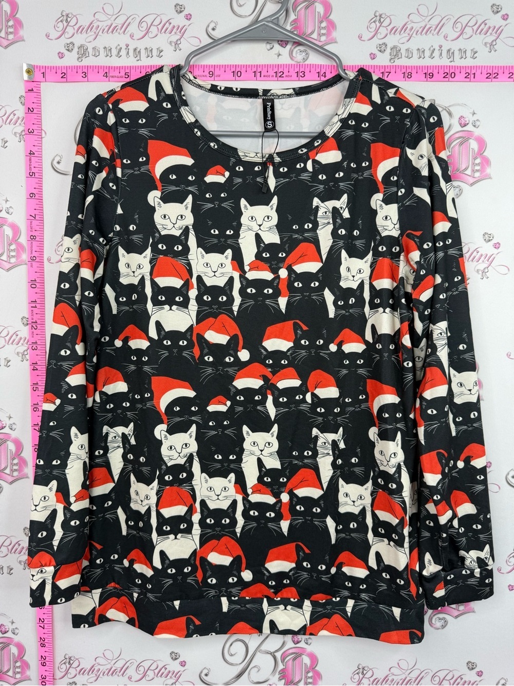Prinstory top cats Black Cat Print Holiday Top with Red Santa Hats